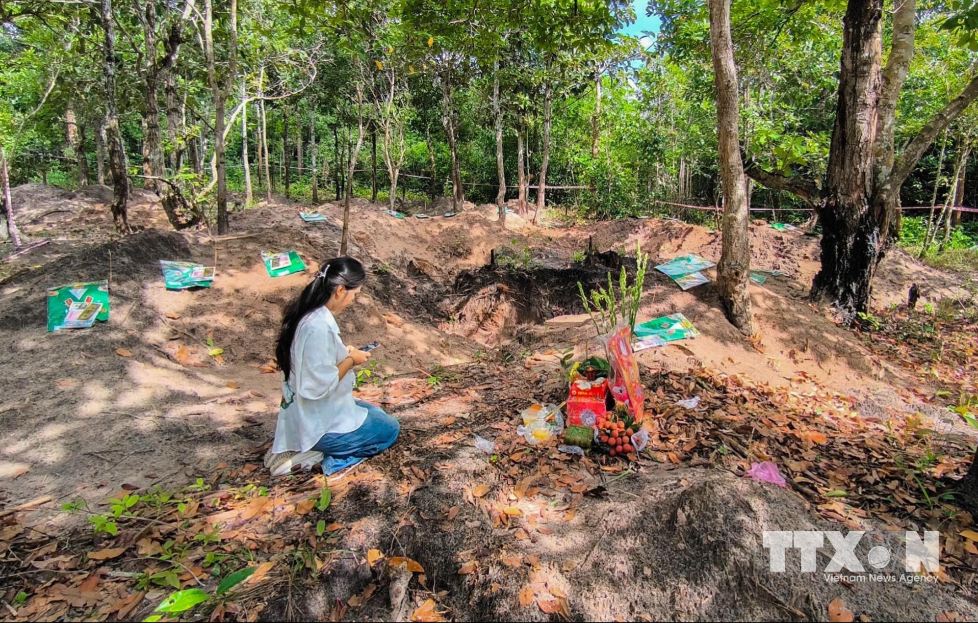 Gia đình liệt sĩ Phạm Văn Thuấn (hy sinh ngày 31/12/1970), sau hơn nửa thế kỷ tìm kiếm, nhờ thông tin kỷ vật trên kyvatkhangchien.com và sự hỗ trợ của các kiến trúc sư Lâm Hồng Tiến, Nguyễn Xuân Thắng cùng các đơn vị quân đội, đến tháng 7/2025 đã xác định được vị trí liệt sĩ tại Láng Cà Thy, xã Xuyên Mộc, TP Hồ Chí Minh. (Ảnh: Phan Phương/TTXVN)